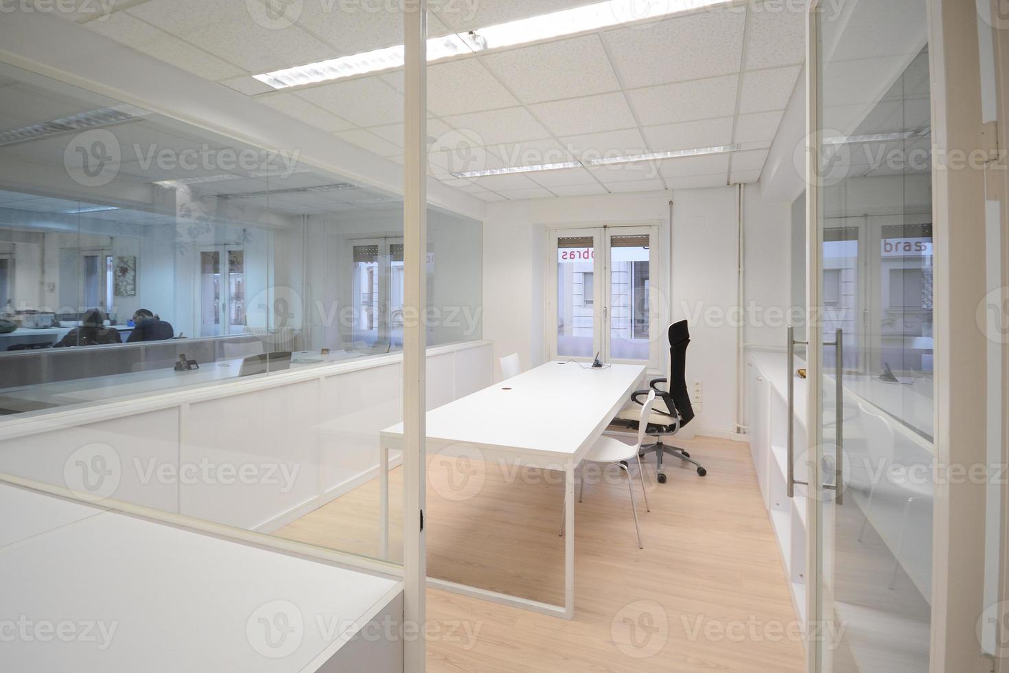 bureau moderne avec mobilier blanc photo