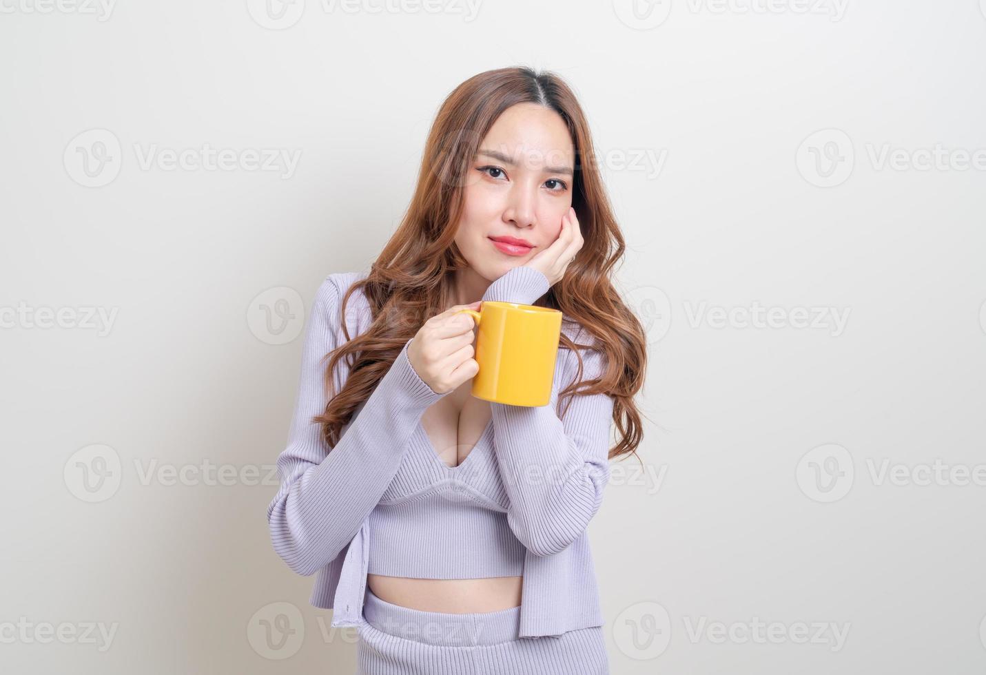 portrait belle femme asiatique tenant une tasse de café ou une tasse photo