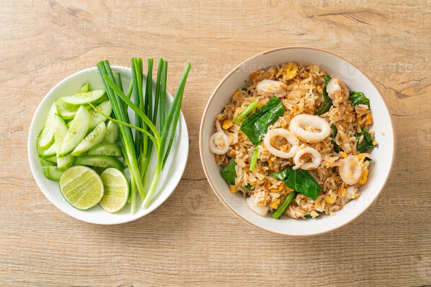 riz frit aux calamars ou poulpes photo