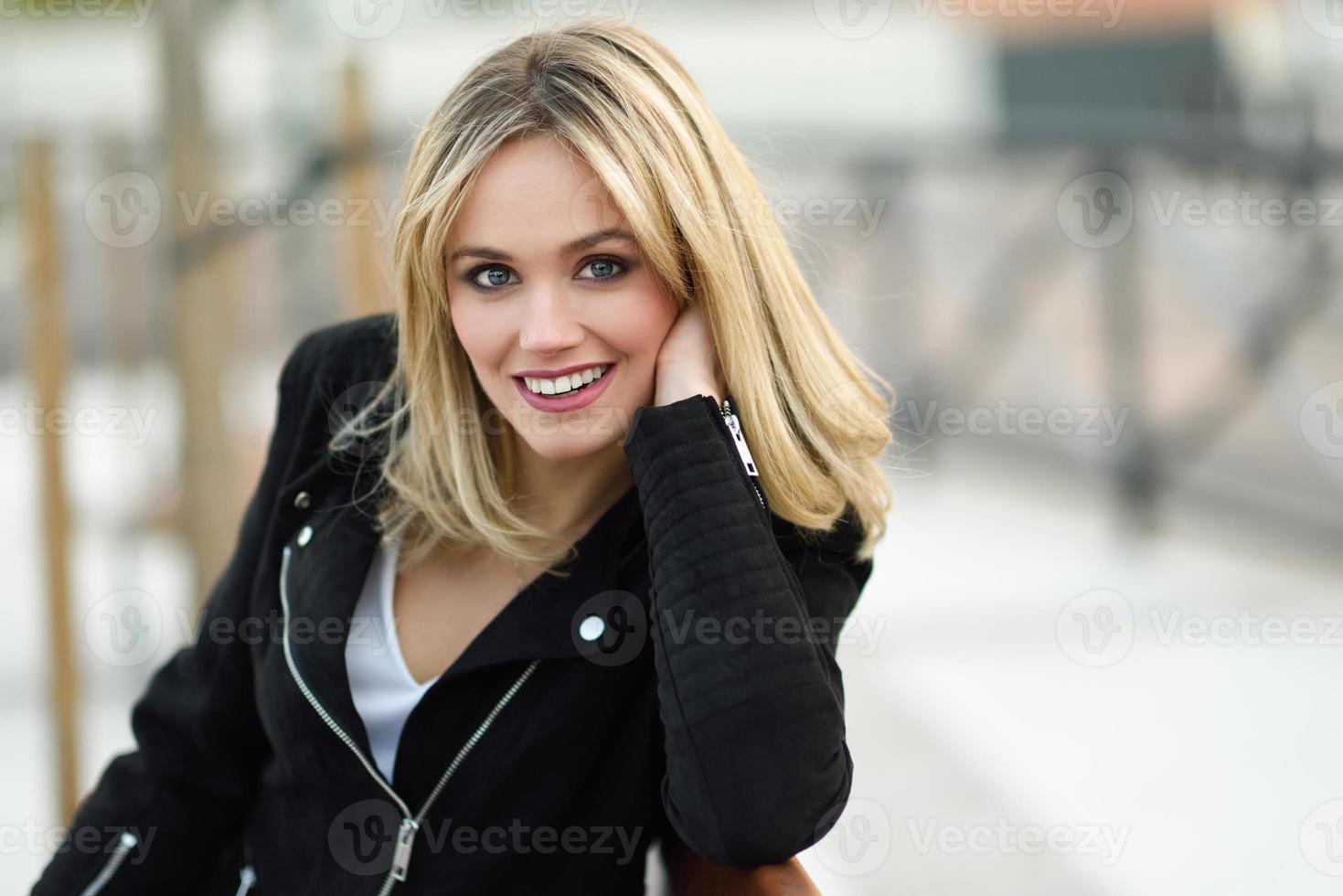 belle jeune femme blonde en milieu urbain photo