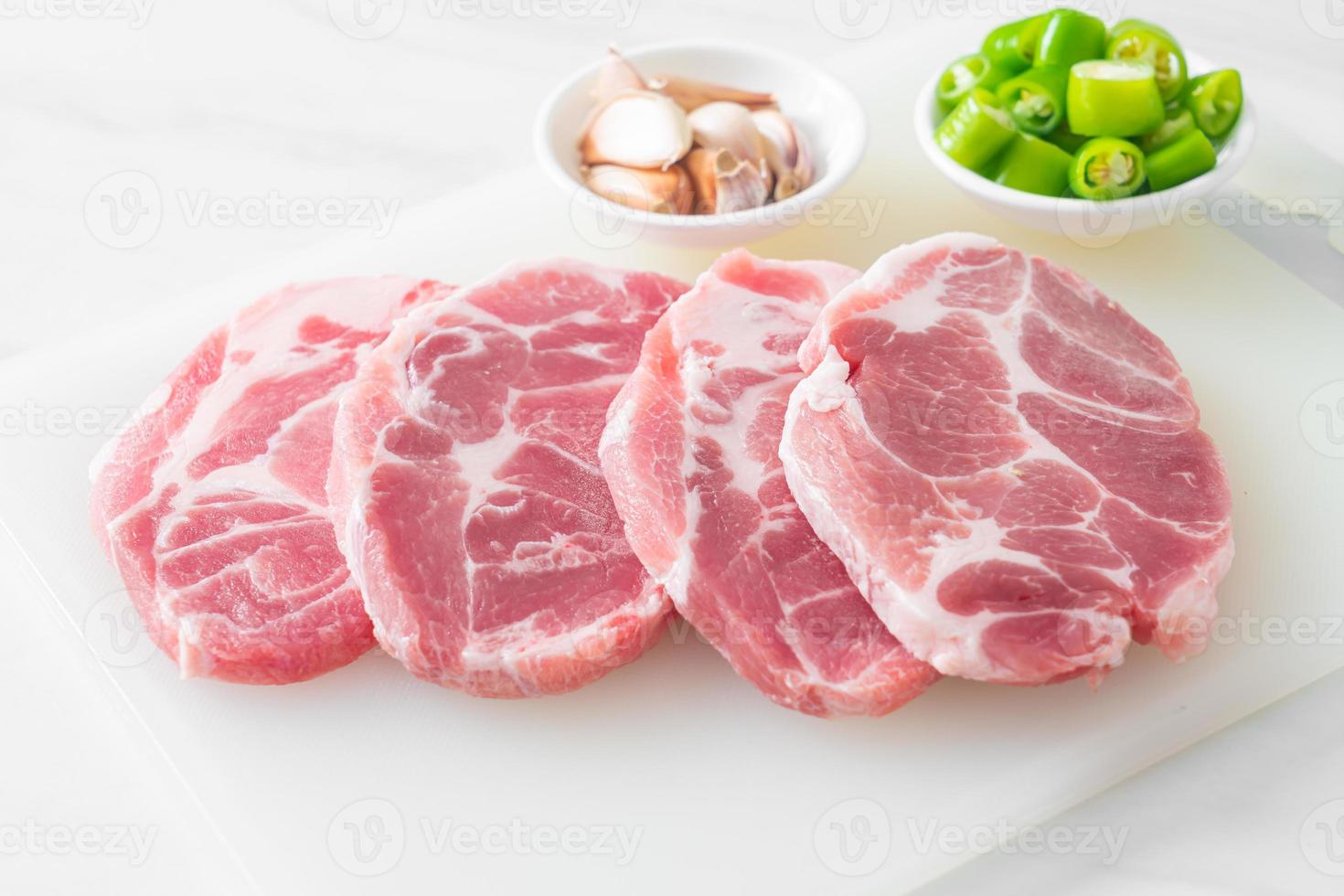 cou de porc frais cru ou collier de porc photo