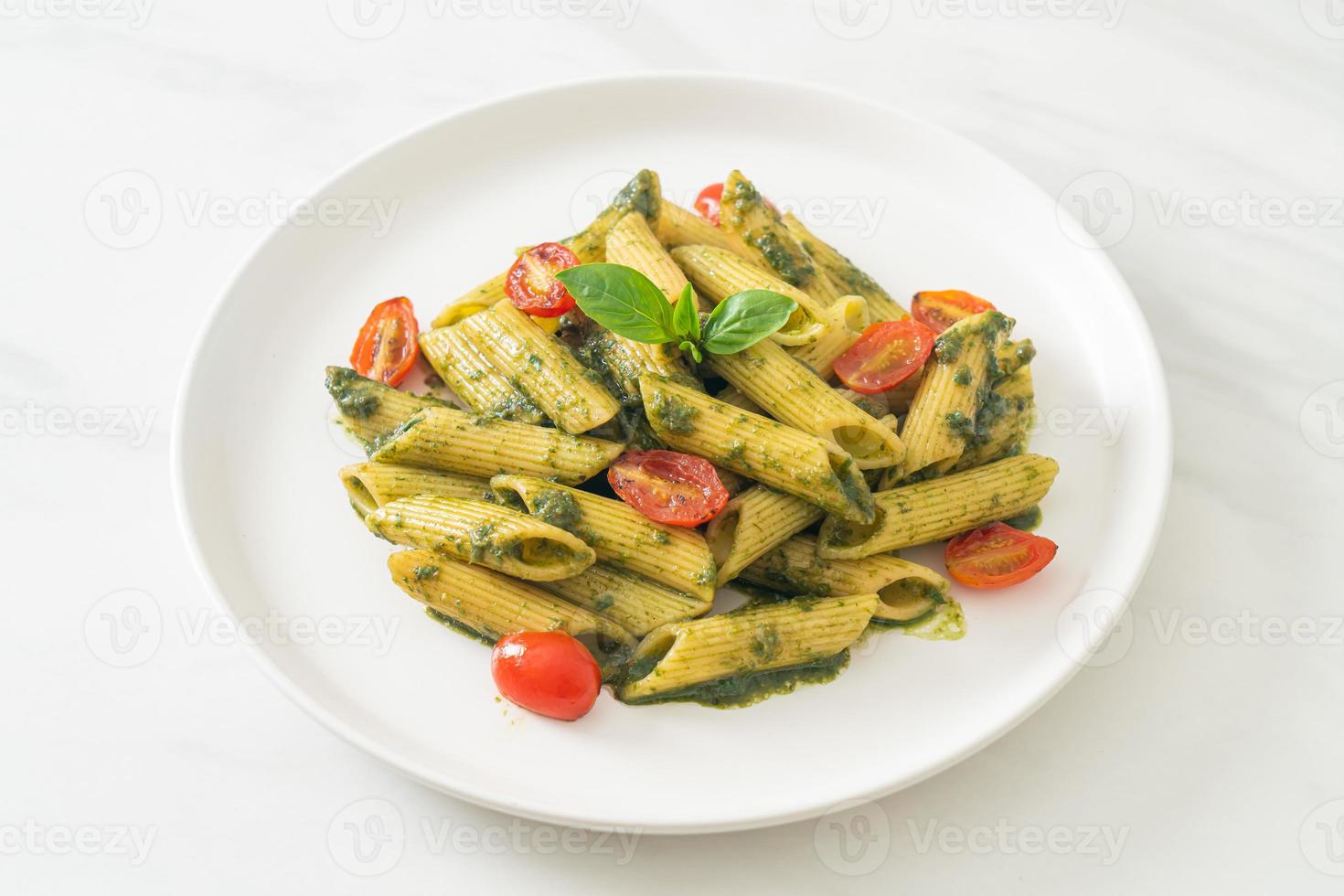 penne sauce pesto et tomates photo