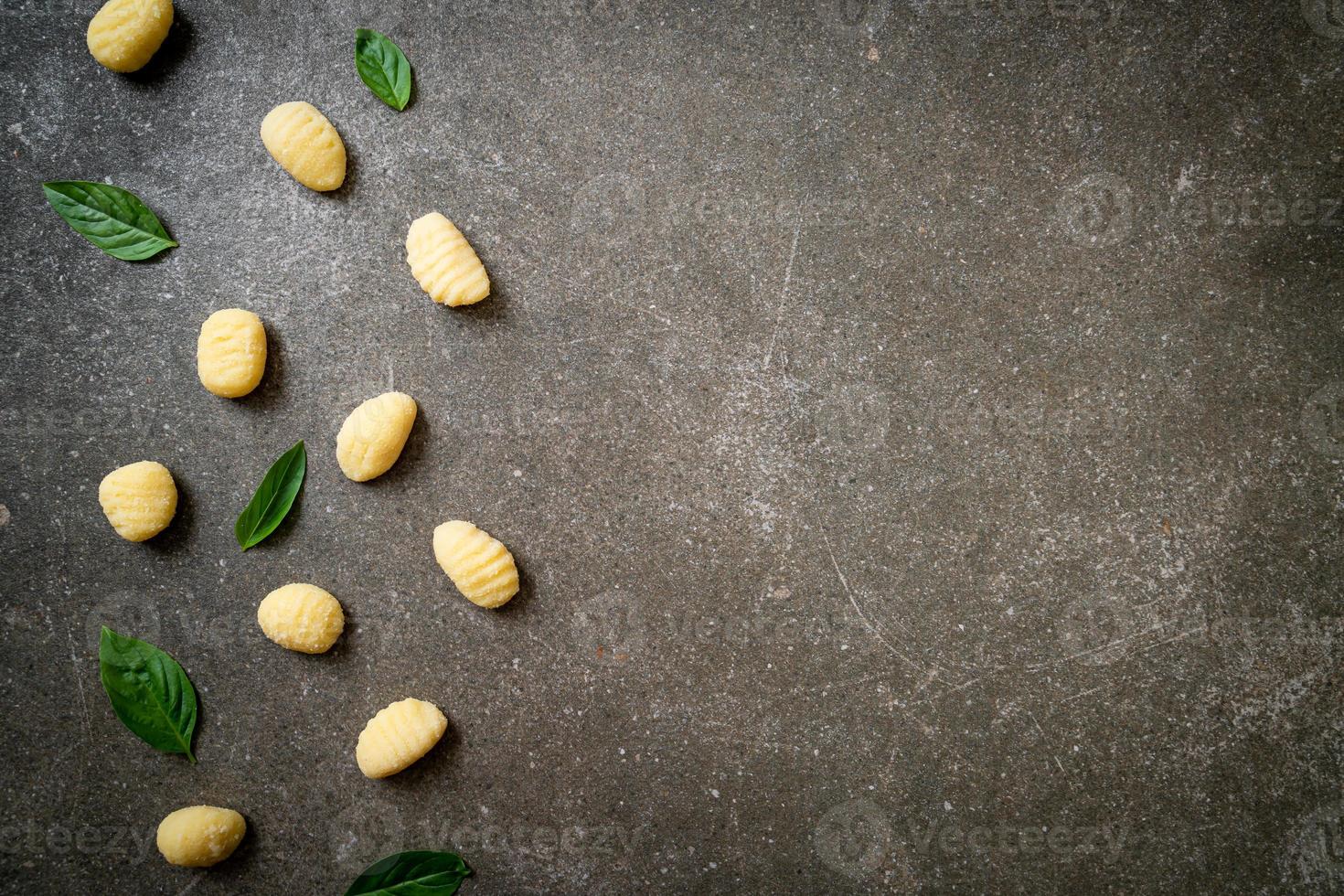 pâtes gnocchi italiennes traditionnelles - non cuites photo