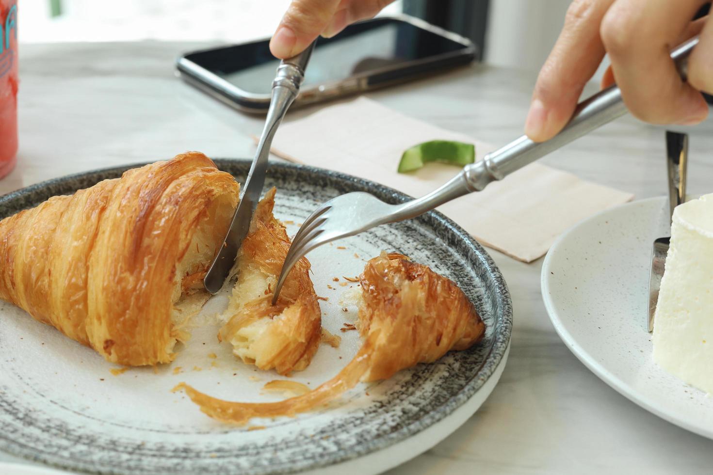 croissant fraîchement sorti du four brillant dans le café-café photo