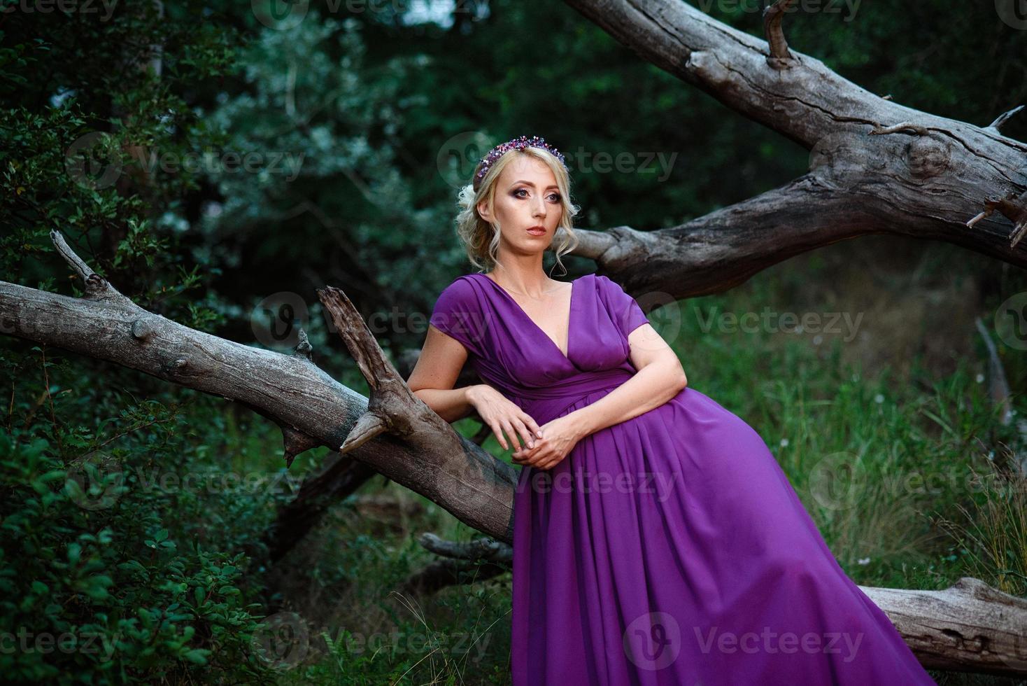 blonde modèle fille dans une robe lilas avec un bouquet photo