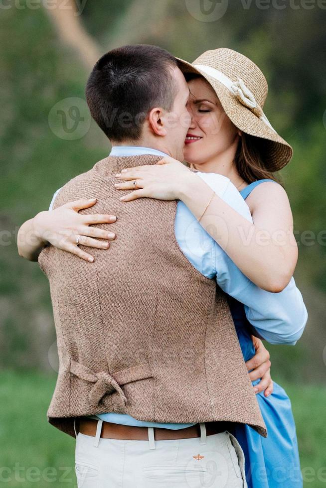 jeune couple, un gars et une fille marchent dans les collines de la montagne photo