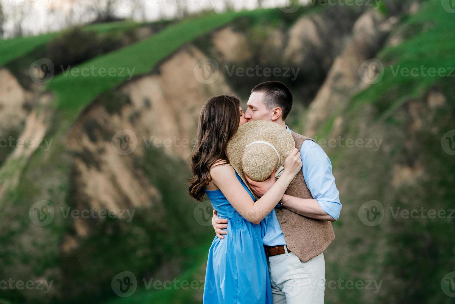 jeune couple, un gars et une fille marchent dans les collines de la montagne photo