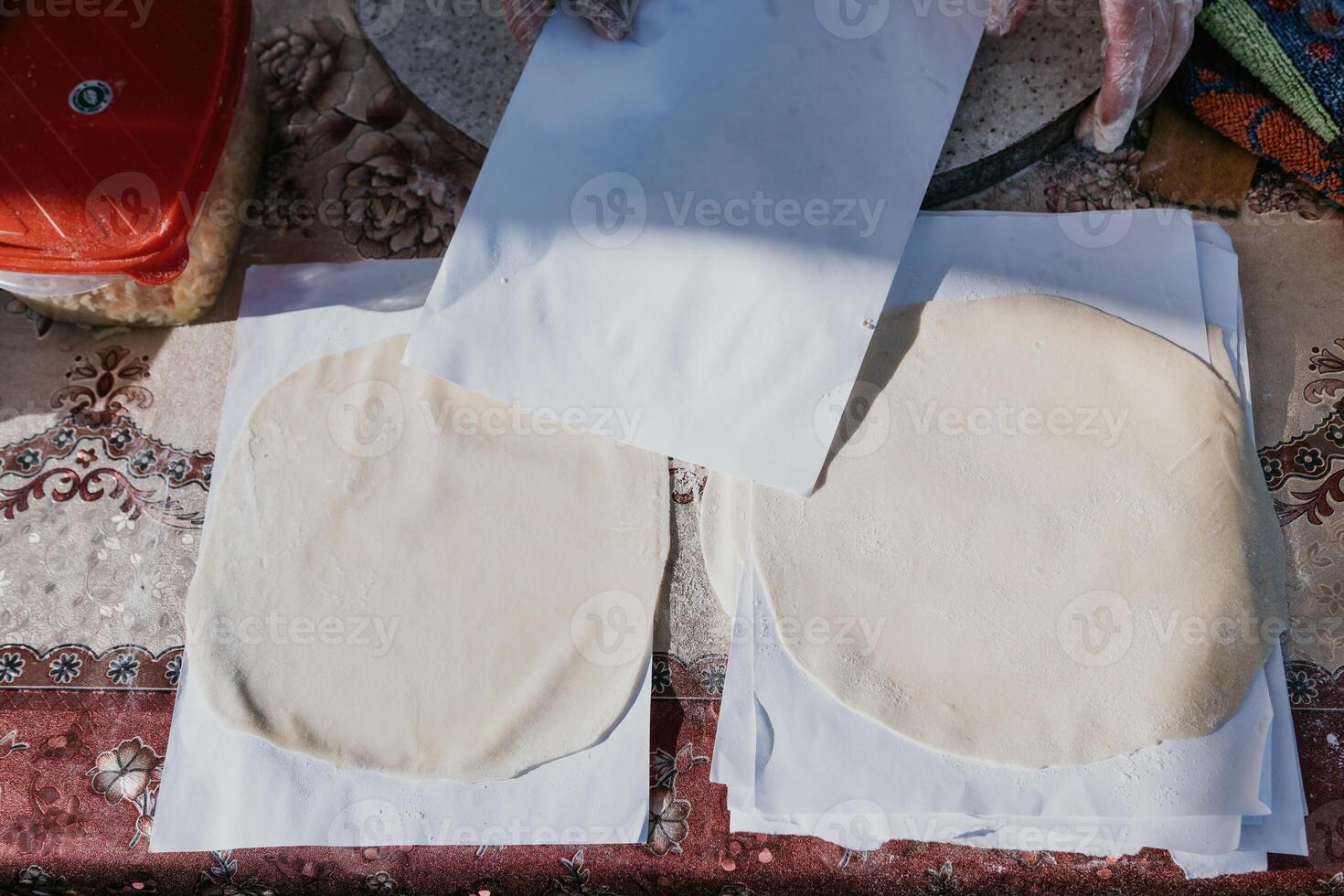 femme mains fabrication qutab ou chebureki avec une roulant épingle et haché Viande oignon dans pâte pour culinaire concepts en relation à azerbaïdjanais, tatar et grec cuisine, comme bien comme Empanadas dans Latin Amérique. photo