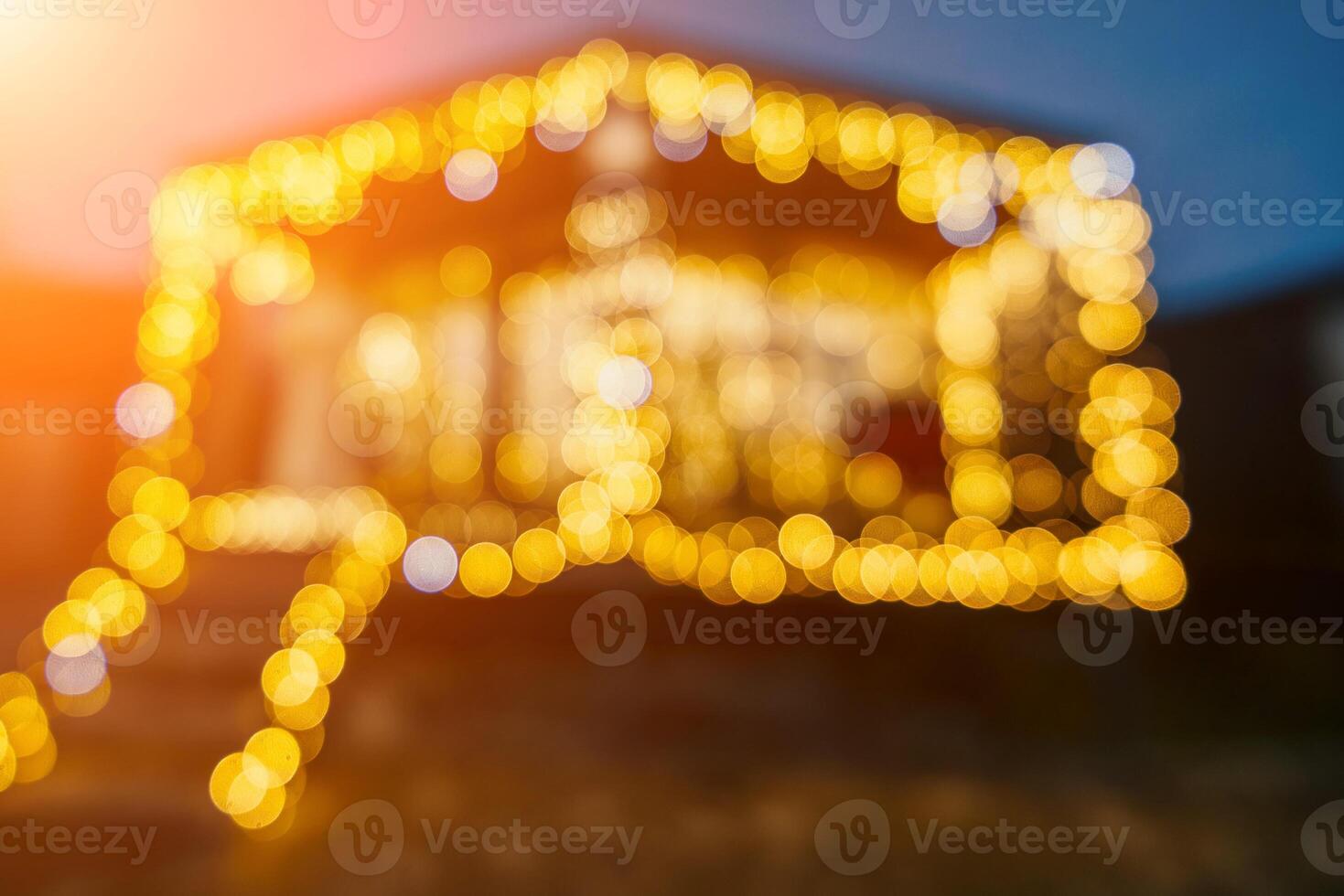 abstrait défocalisé brillant Noël lumières sur en bois loger, création décoratif éclairage dans soir scène photo