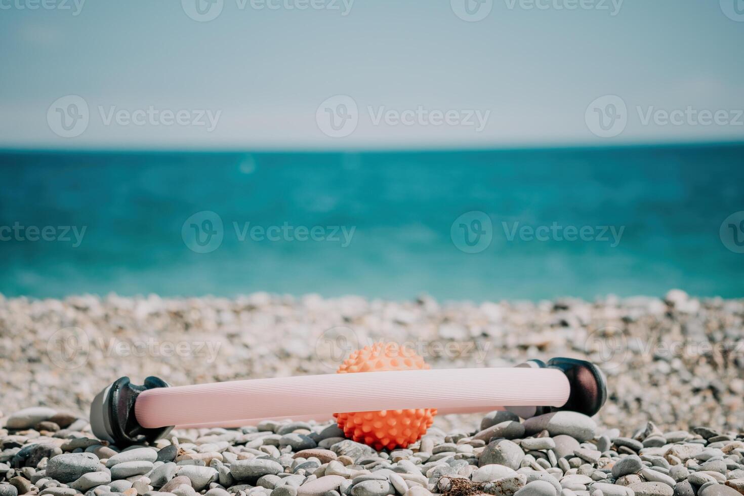 pilates la magie bague et caoutchouc bande sur yoga tapis près mer. femelle aptitude yoga concept. en bonne santé mode de vie harmonie et méditation. photo