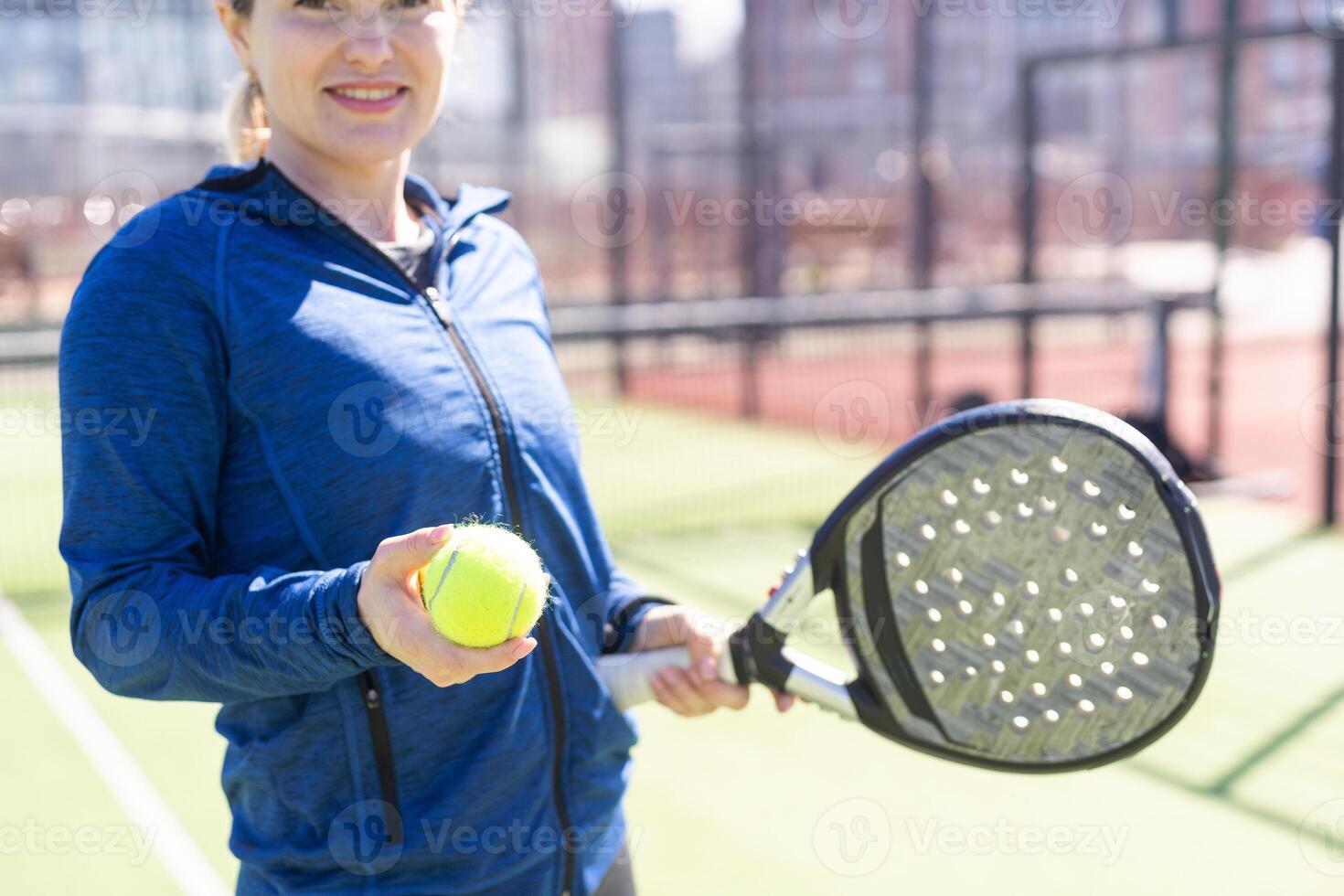 pagayer tennis femme image dans tribunal photo