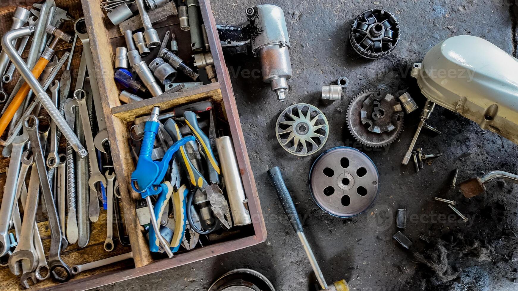 grungy automobile atelier, outils et voiture les pièces photo