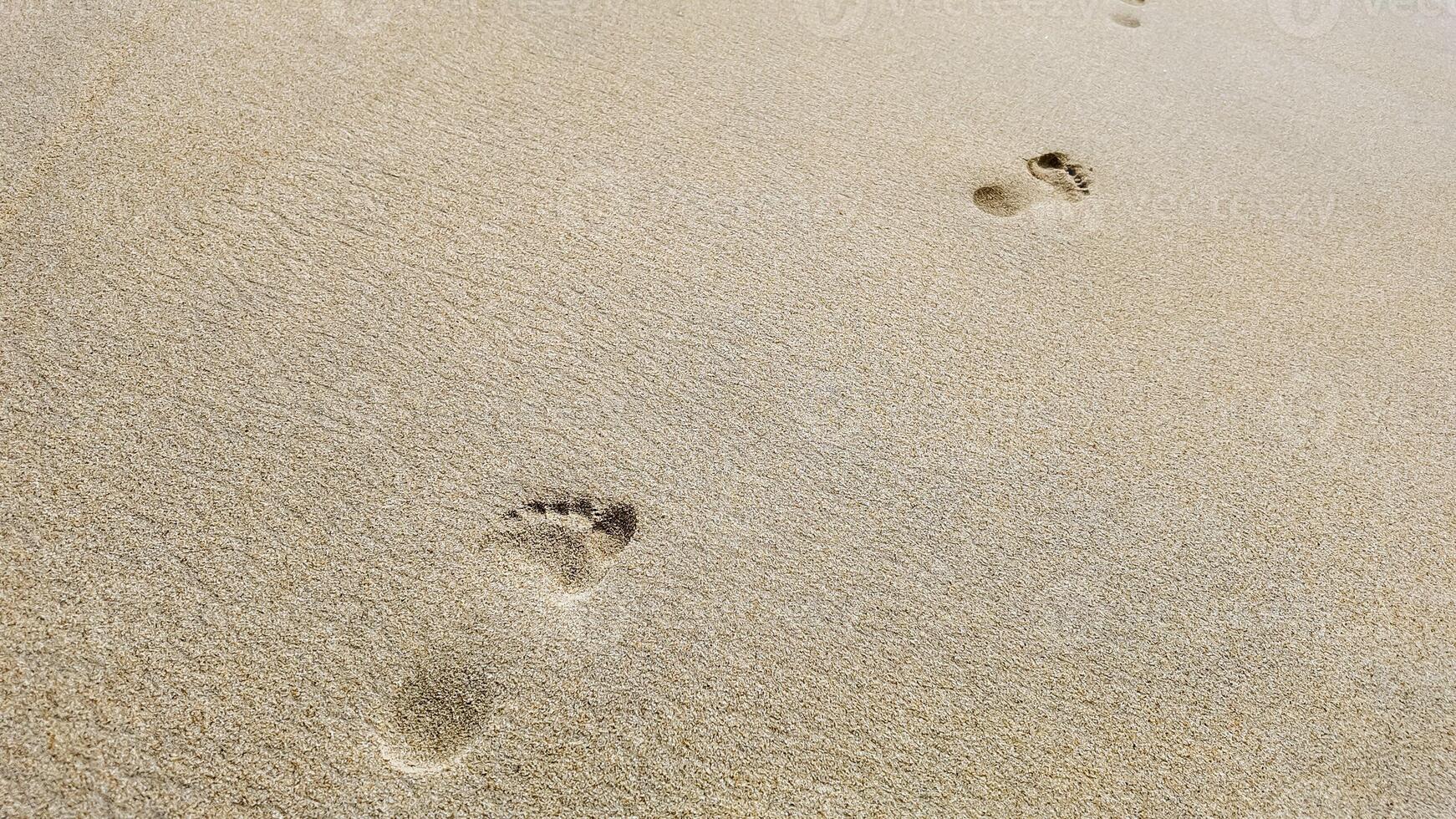 plage empreintes de pas, parfait Contexte pour été Voyage concepts photo