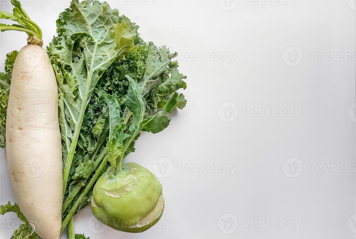 Frais chou frisé, daïkon, chou-rave en bonne santé végétarien concept photo