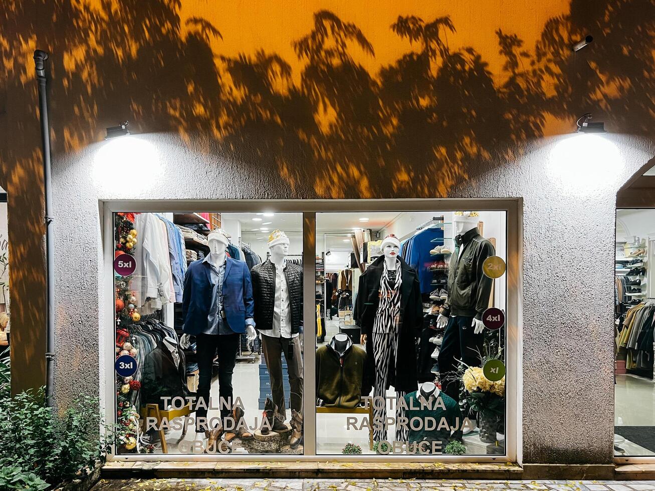 boudva, Monténégro - 01 novembre 2023. magasin fenêtre avec Hommes et femmes Vêtements photo