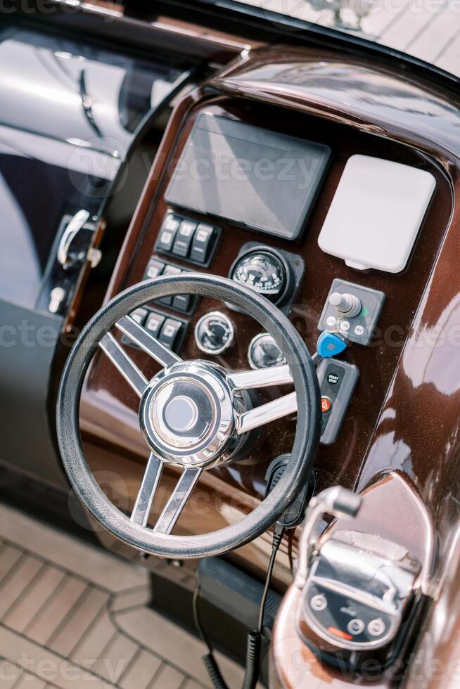 pilotage roue et contrôle panneau de une moderne moteur yacht. Haut vue photo