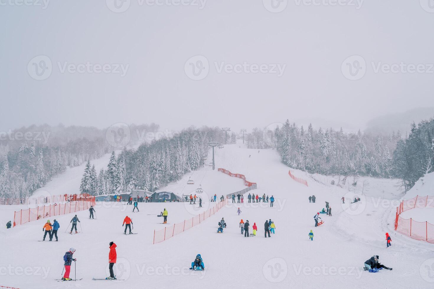 touristes dans coloré ski costume ski le long de le kolasine 1600 ski pente. Monténégro photo