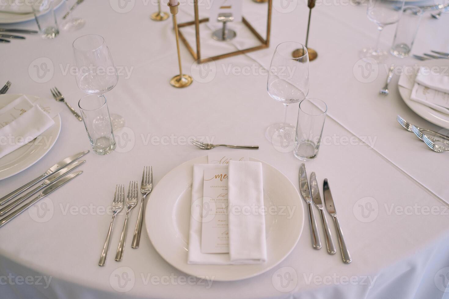 invitation avec une de fête menu enveloppé dans une serviette de table mensonges sur une assiette sur une ensemble table photo