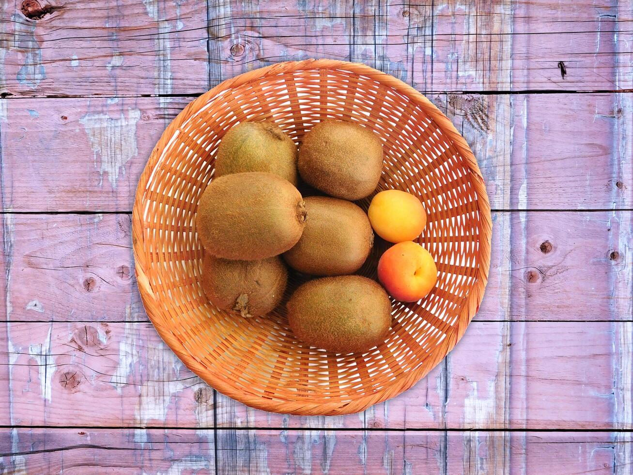 fruits sur le fond en bois photo