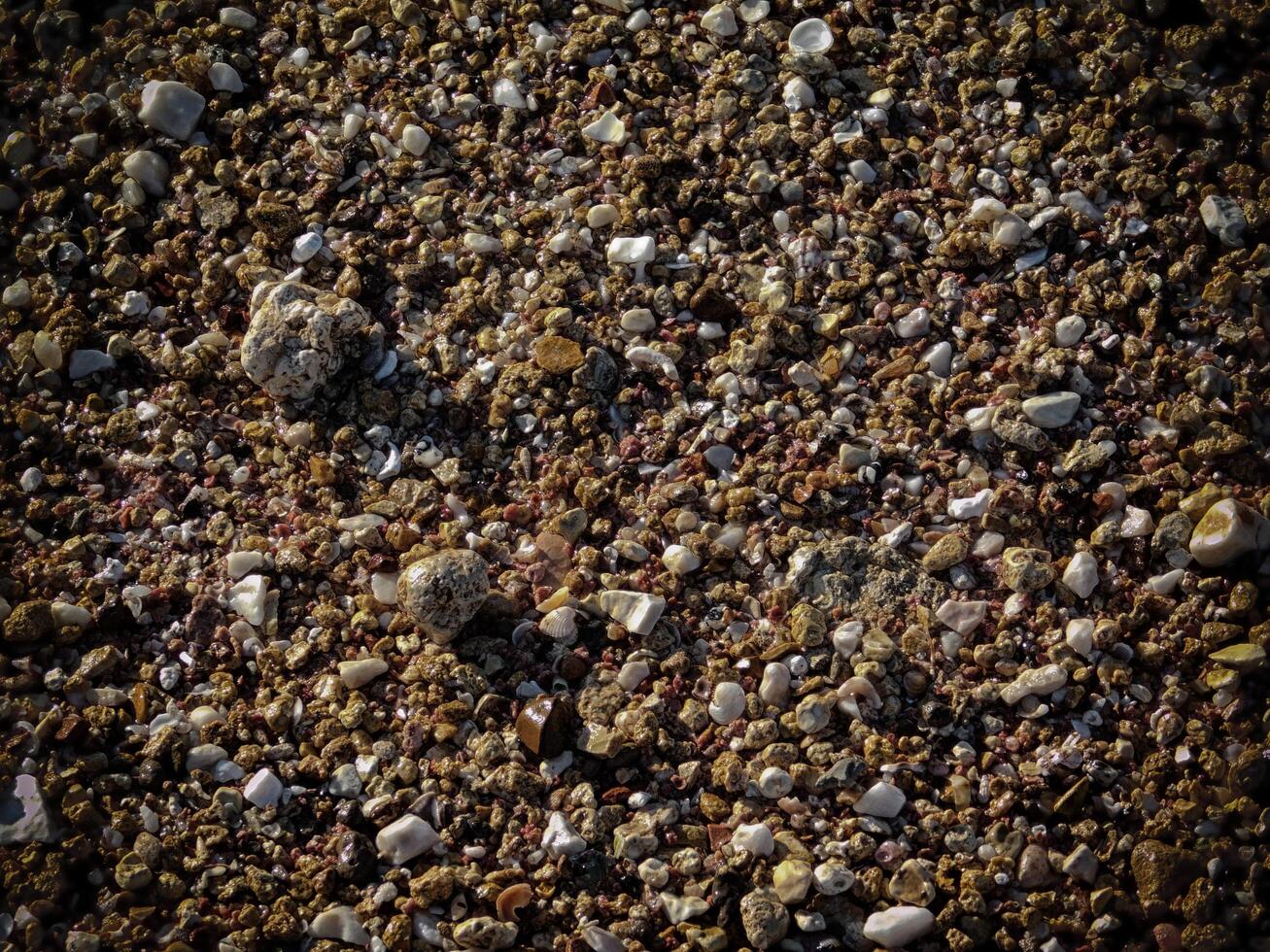 texture de sable noir à la mer photo