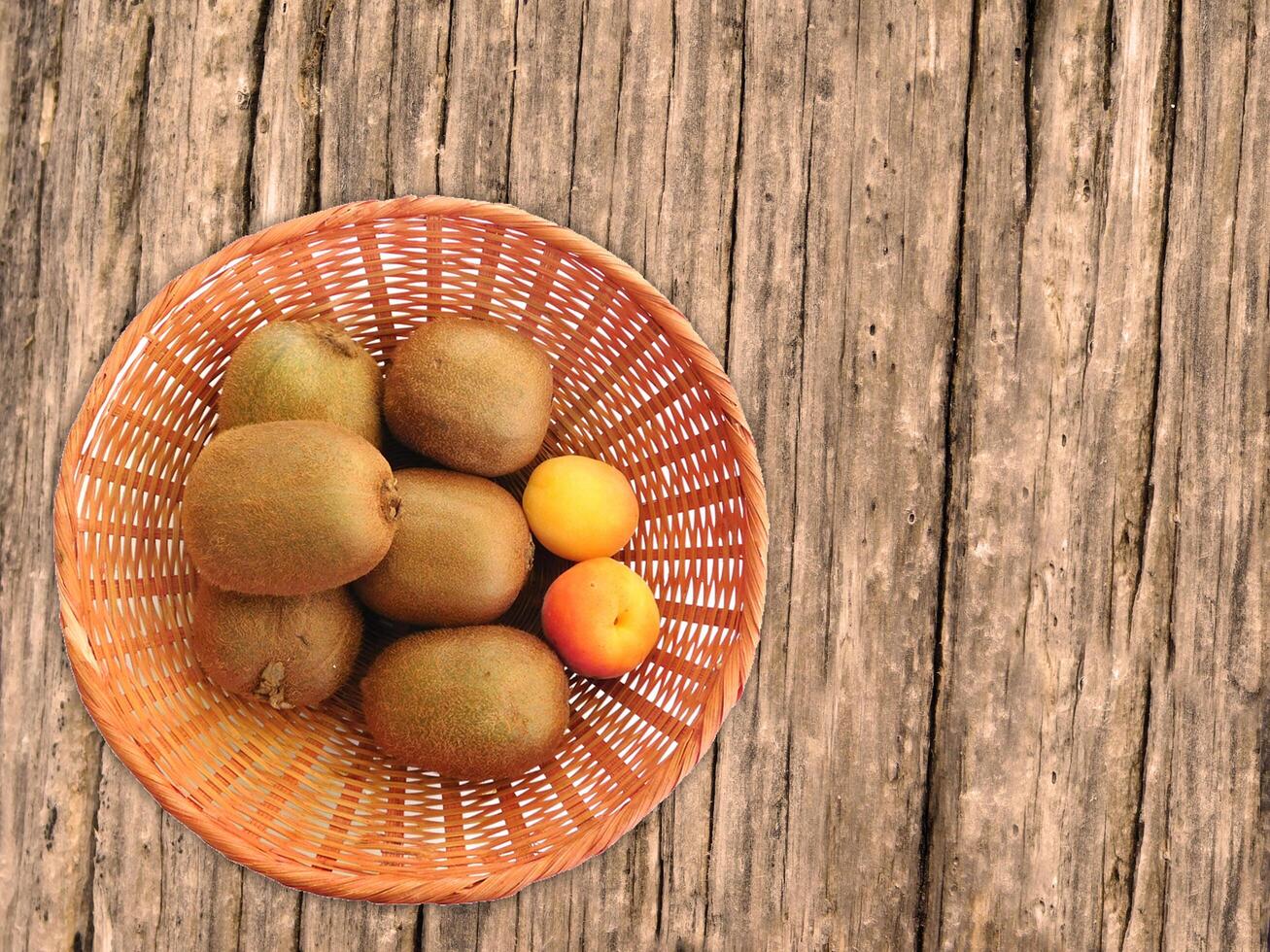 fruits sur le fond en bois photo