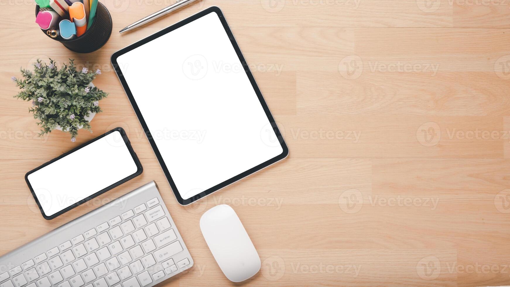 organisé bureau avec une tablette, téléphone intelligent, clavier, et souris, prêt pour une productif travail session avec élégant Bureau accessoires. photo