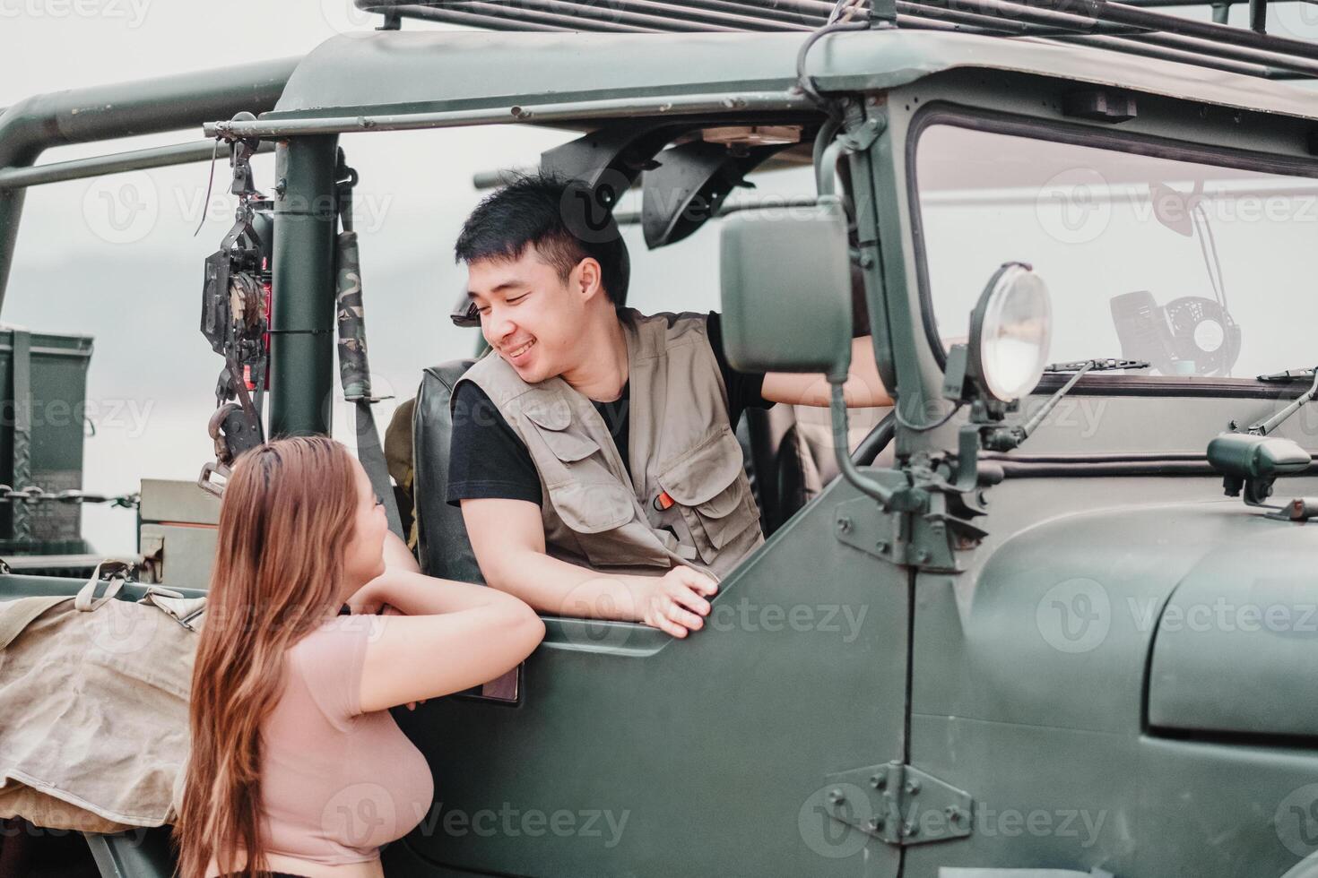 Jeune couple partage une sourire et une conversation à l'intérieur une hors route voiture, création une personnel mémoire. photo