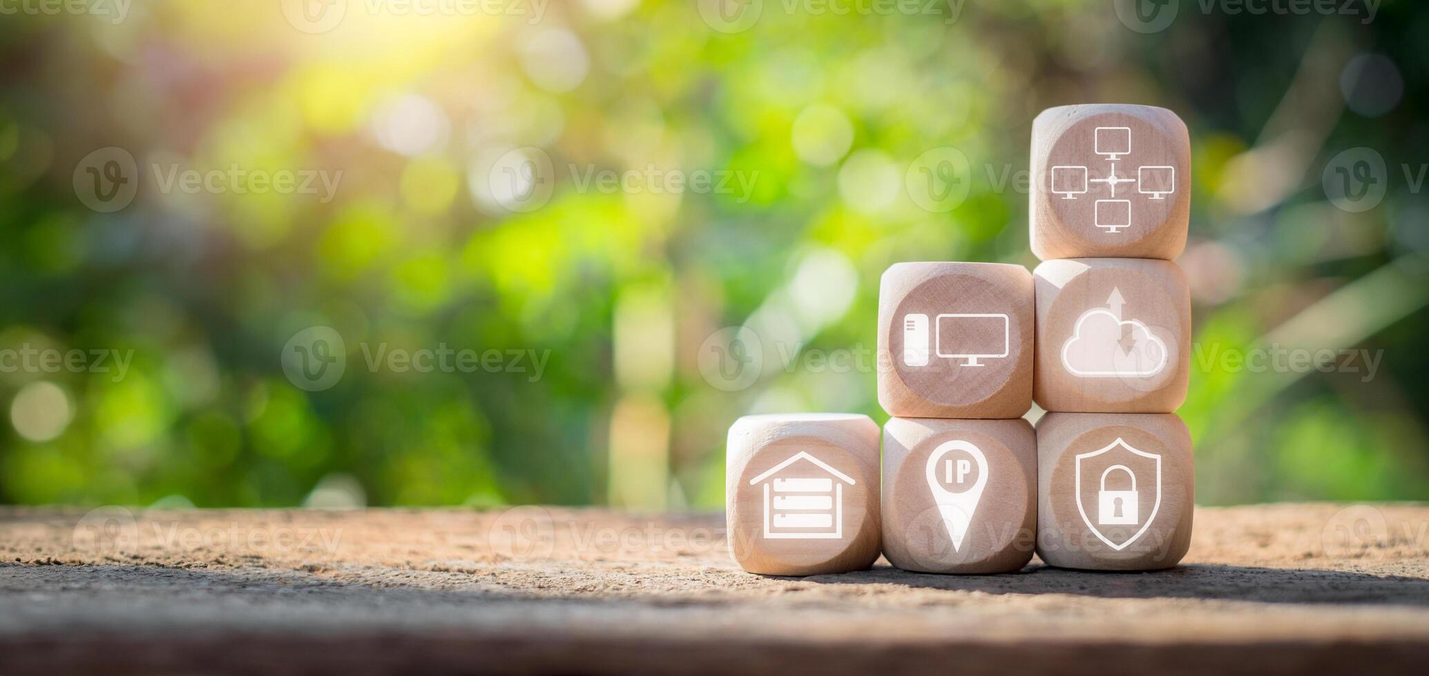 réseau La technologie concept, en bois bloquer sur bureau avec réseau La technologie icône sur virtuel filtrer. photo