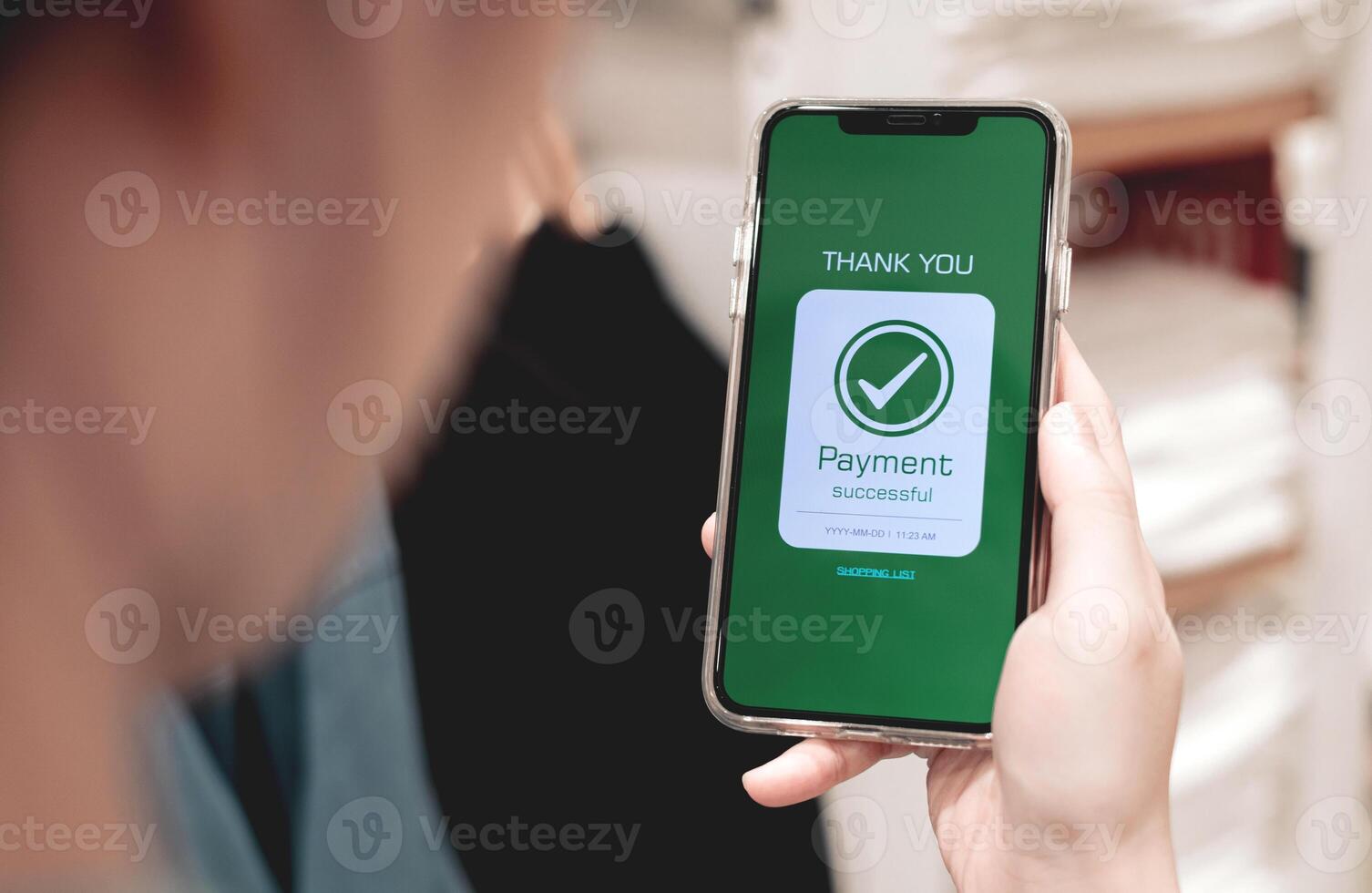 en ligne financier transactions et Paiement réussi. fermer de main en utilisant téléphone intelligent pour Paiement de achats transaction par crédit carte en ligne bancaire photo