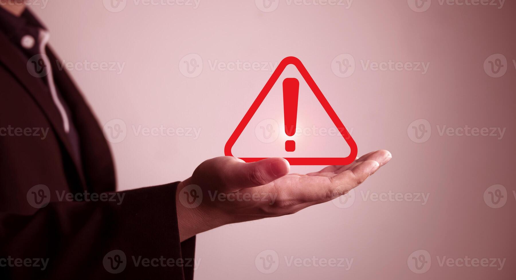 danger et Erreur alerte concept. homme d'affaire spectacles symbole notification avertissement Triangle. entretien de Sécurité systèmes, antivirus protection, et protection contre le piratage de sensible Les données photo