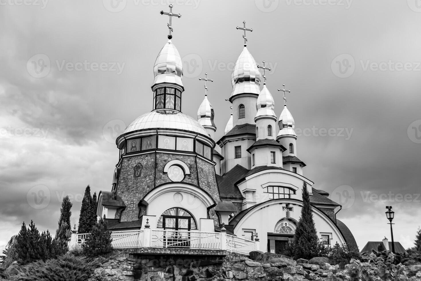 Croix de l'église chrétienne dans la haute tour du clocher pour la prière photo