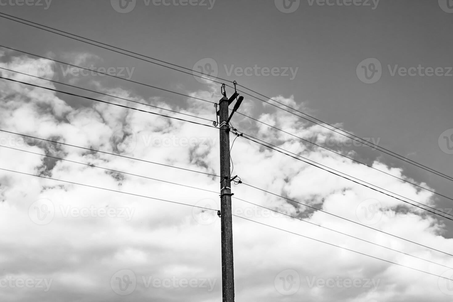 Puissance électrique pôle avec ligne câble sur foncé Contexte proche en haut photo