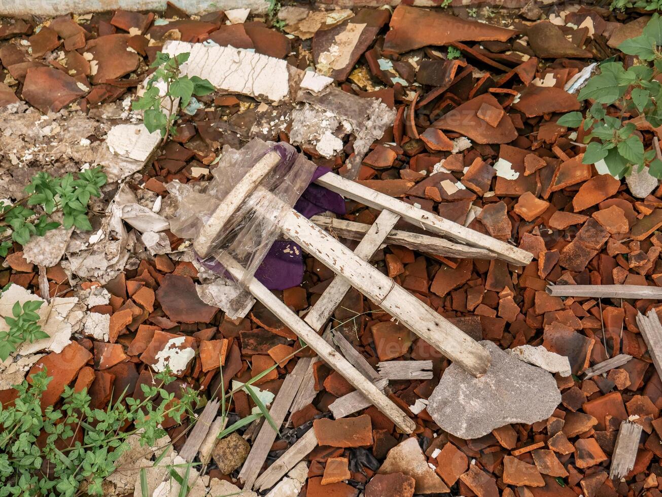 cassé en bois chaises mensonge dans le ruines de un vieux bâtiment photo