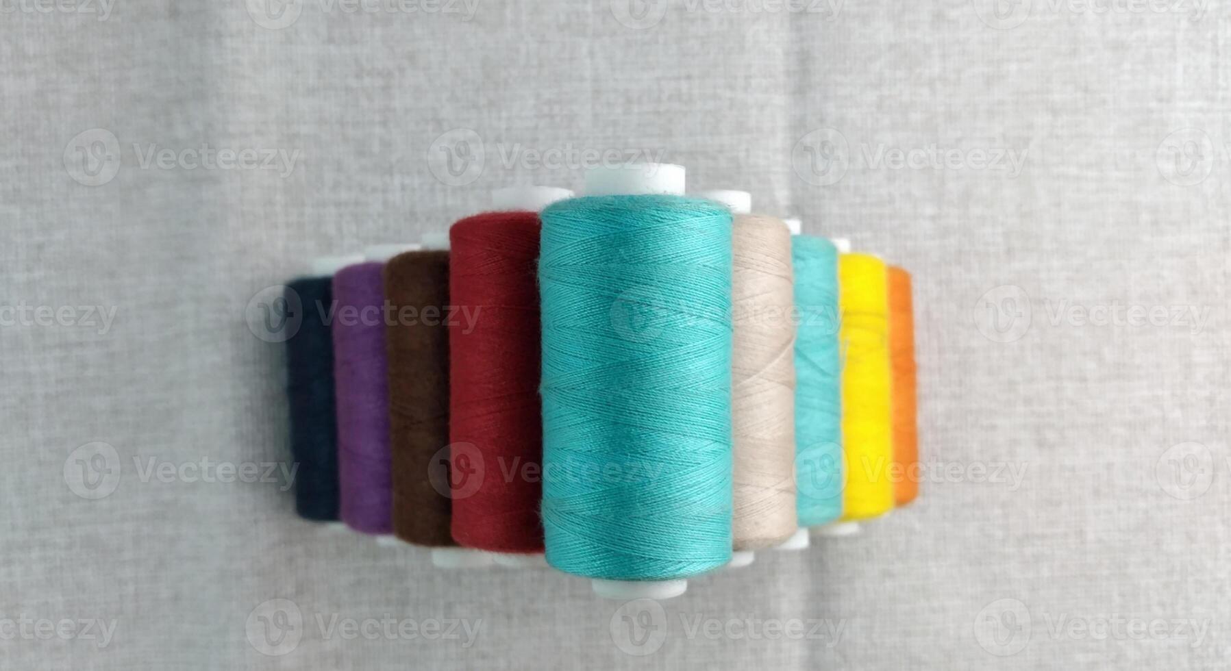 Rouleaux de multicolore fils pour tailleurs travail dans le vêtement broderie secteur photo