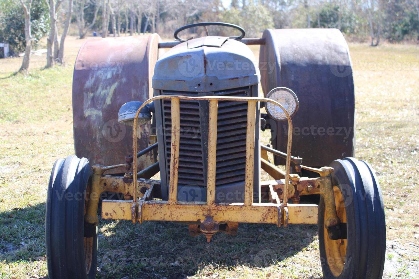 tracteur avec équipement séance dans une prairie. photo