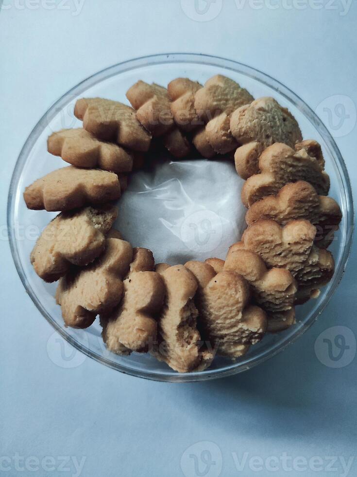 biscuits fleurs isolé sur une blanc Contexte photo