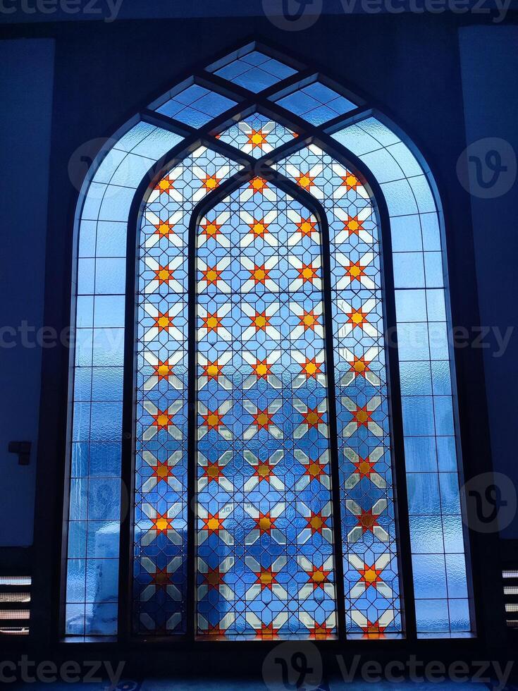 clair de lune brille par le fenêtre dans le intérieur de le islamique mosquée. Ramadan kareem islamique Contexte. photo