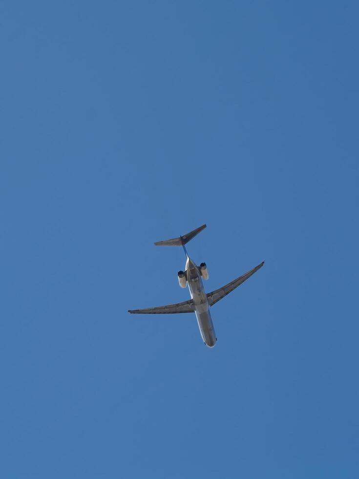 Boston, maman, 2008 - dessous de commercial avion dans clair bleu ciel photo