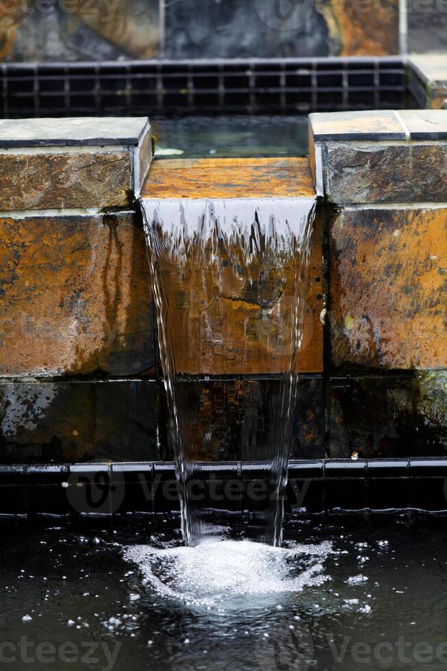 folsom, Californie, 2012 - tuile Fontaine l'eau verser en dehors dans capture bassin au dessous de photo