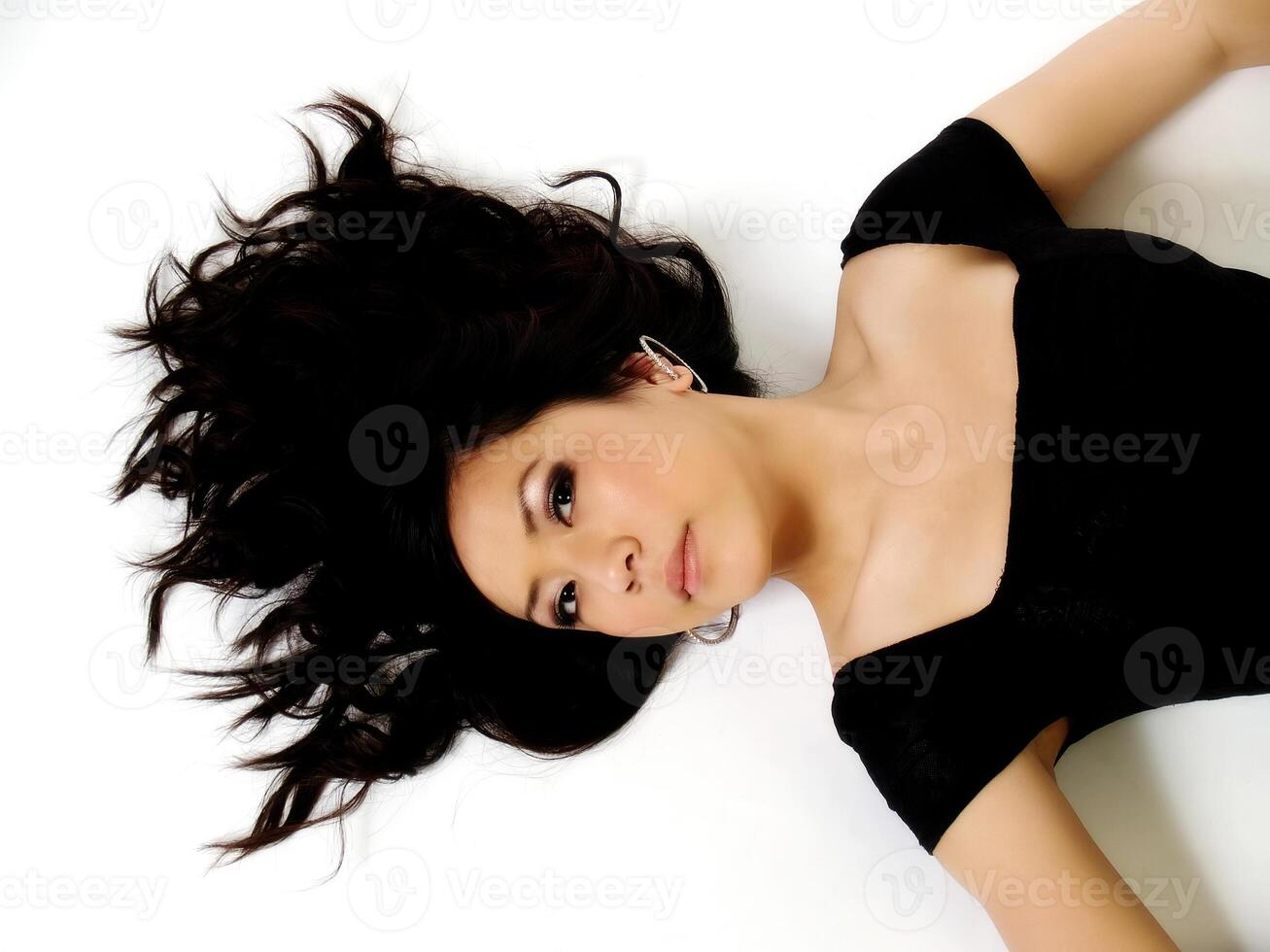allongé portrait de magnifique asiatique américain femme photo