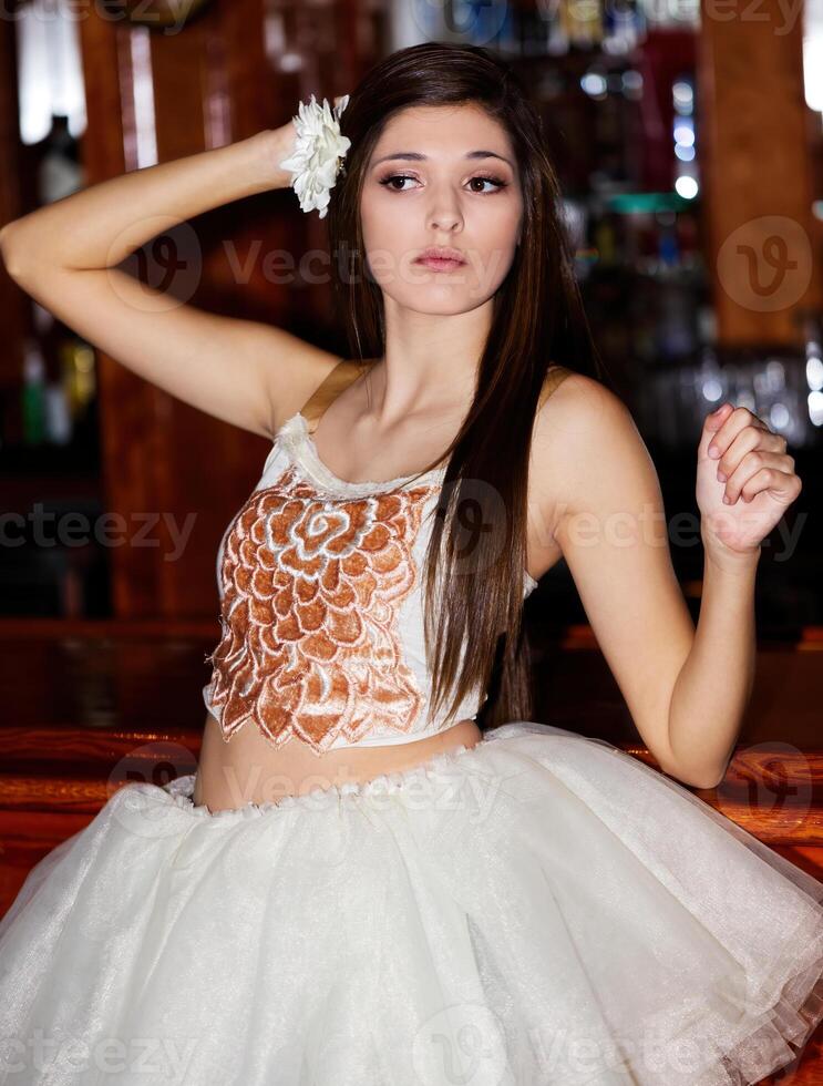 svelte caucasien adolescent femme dans blanc jupe à l'intérieur photo