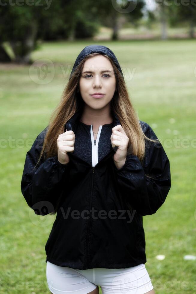 blond caucasien femme Extérieur short et veste photo