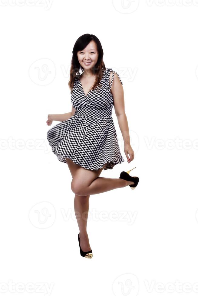 chinois américain femme dans à carreaux robe souriant photo