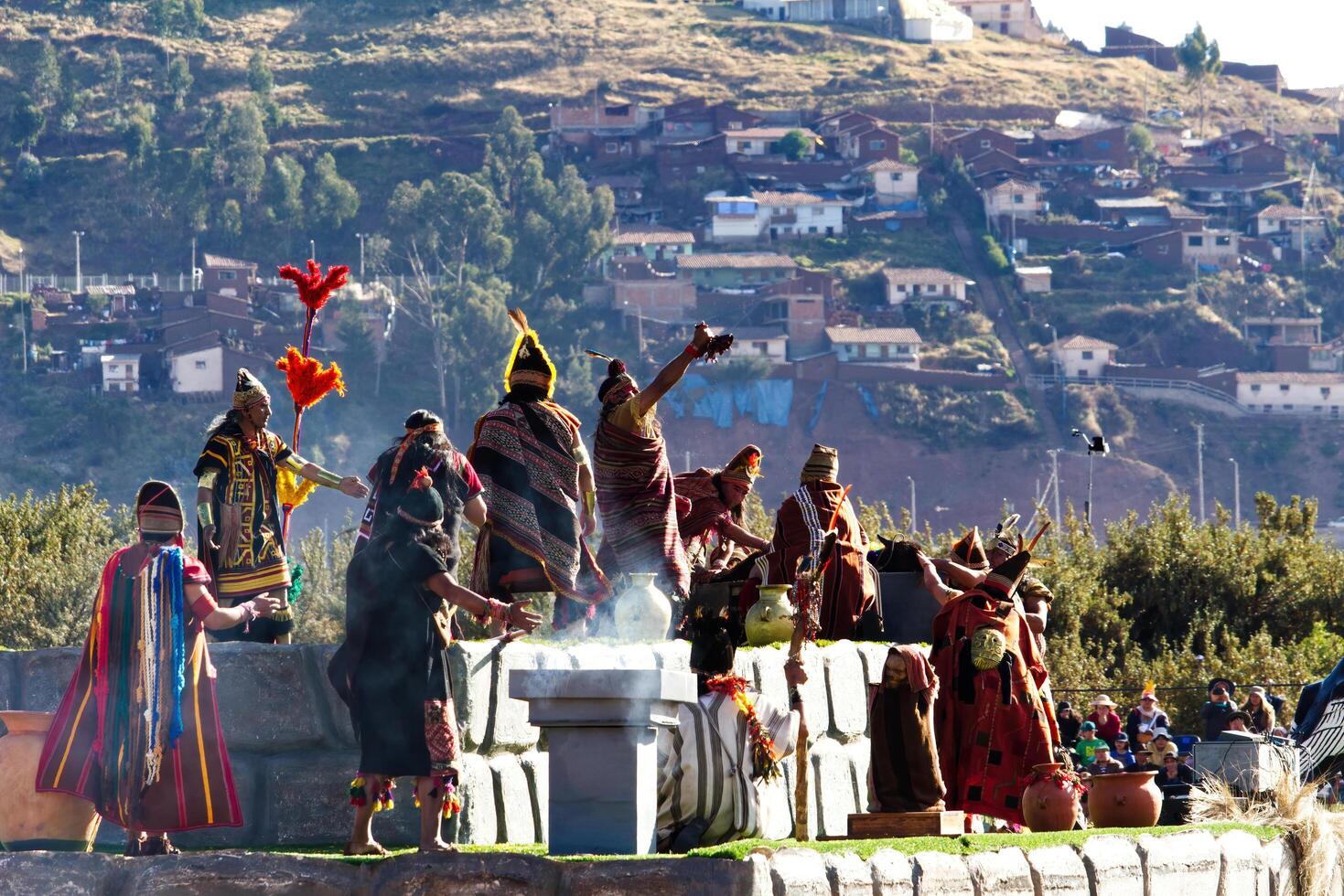 cusco, Pérou, 2015 - homme en portant en haut cœur de sacrifié lama inti Raymi Festival photo