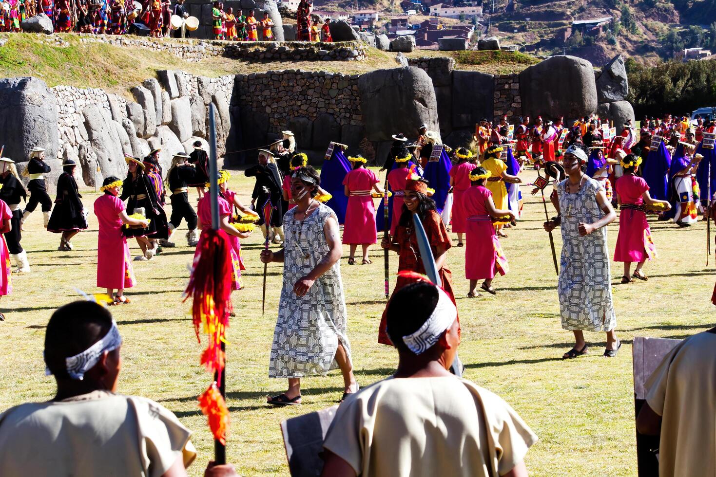 cusco, Pérou, 2015 - Hommes et femmes dans traditionnel costume inti Raymi photo