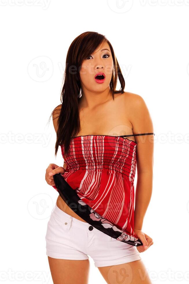 Jeune asiatique américain femme dans blanc short rouge Haut photo