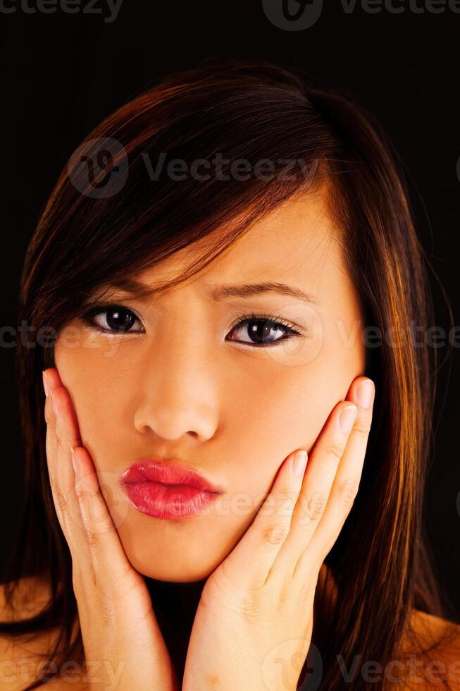 portrait asiatique américain femme avec mains sur foncé Contexte photo