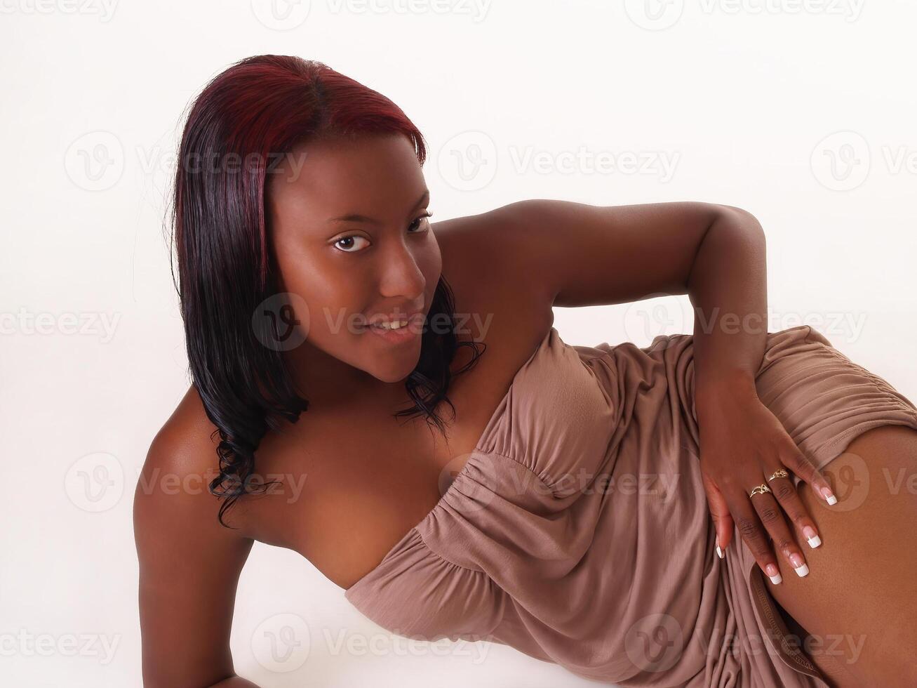 attrayant adolescent africain américain adolescent femme allongé photo