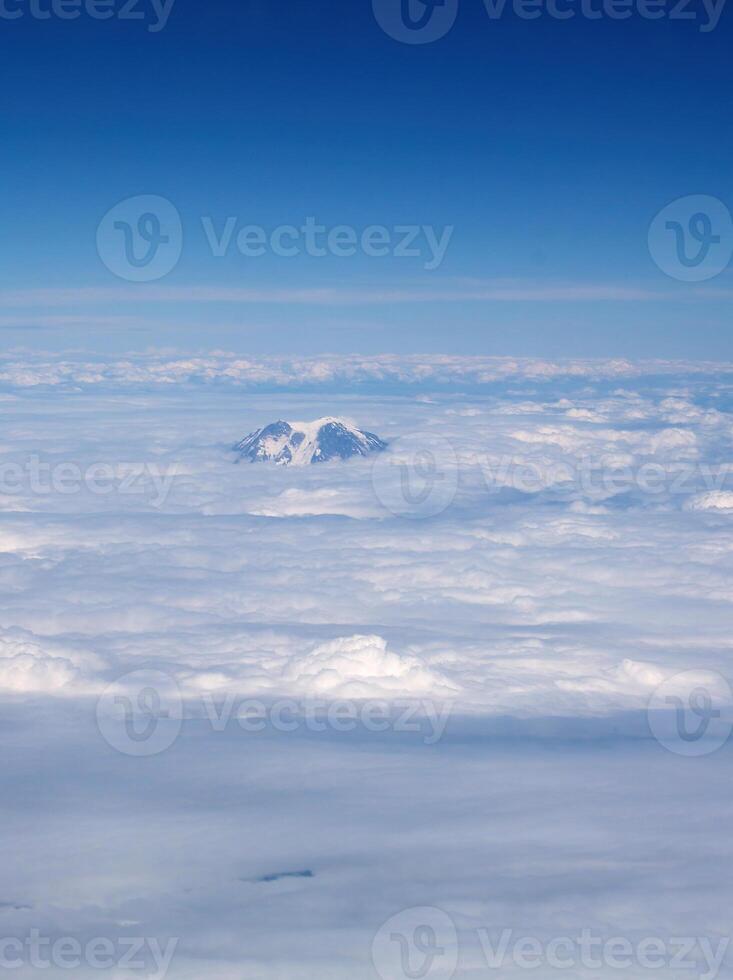 couche de blanc des nuages avec Montagne Haut furtivement par photo