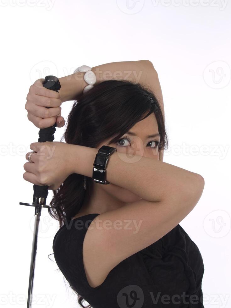 asiatique américain femme en portant épée photo